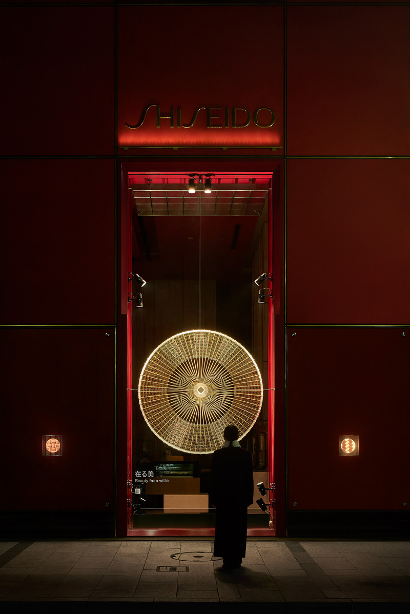Dossier de presse | 5830-02 - Communiqué de presse | L’œuvre de HAKUTEN, « La beauté intérieure », remporte le prix de la Vitrine de l’année aux FRAME Awards 2024 - Hakuten Corporation - Art - Wagasa（Japanese umbrella） Christmas wreath - Crédit photo : Masayuki Hayashi
