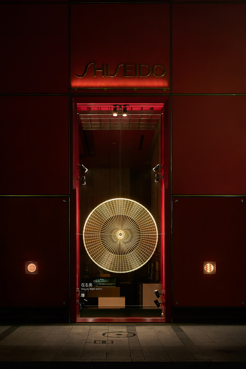 Dossier de presse | 5830-02 - Communiqué de presse | L’œuvre de HAKUTEN, « La beauté intérieure », remporte le prix de la Vitrine de l’année aux FRAME Awards 2024 - Hakuten Corporation - Art - Wagasa（Japanese umbrella） Christmas wreath - Crédit photo : Masayuki Hayashi