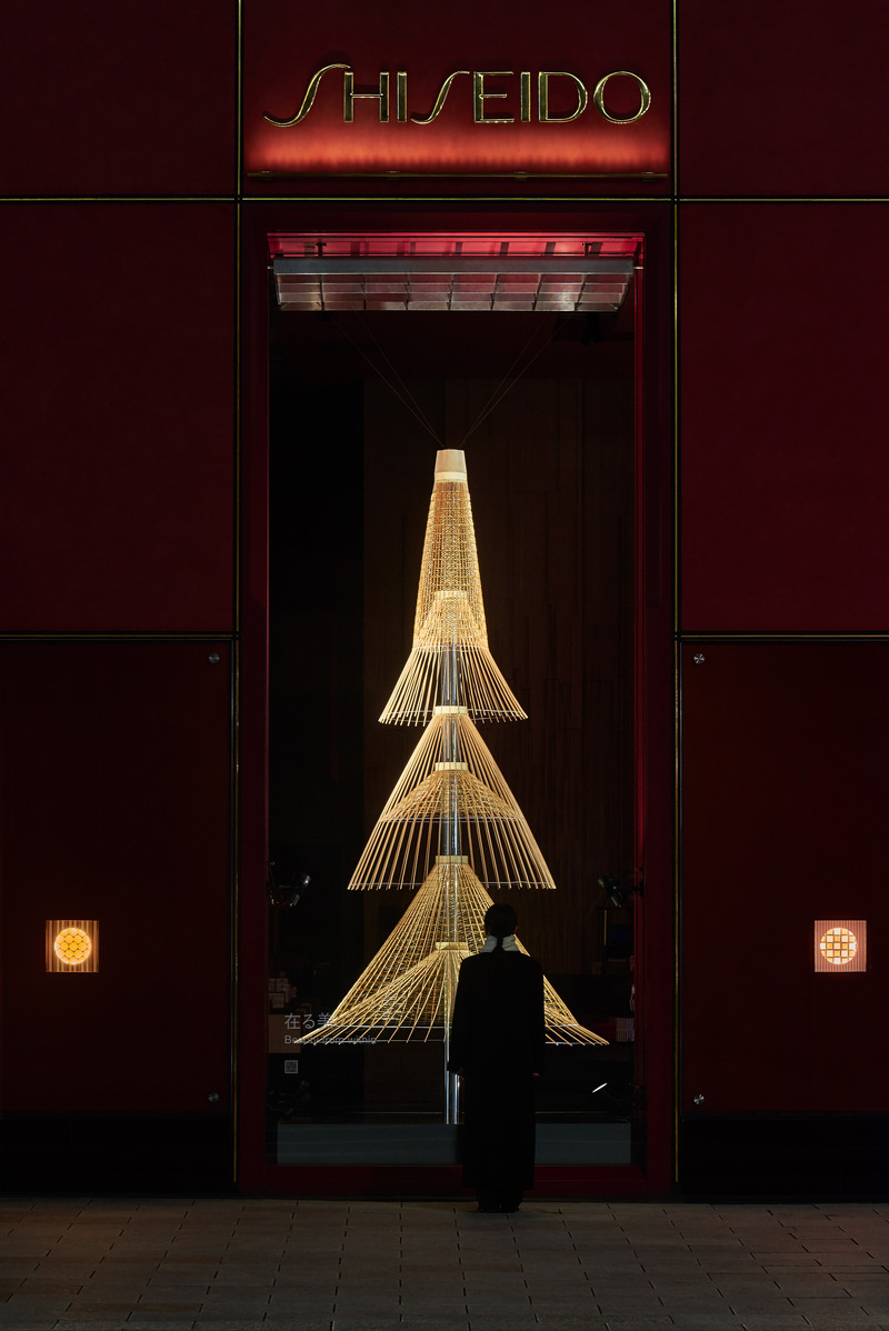 Dossier de presse | 5830-02 - Communiqué de presse | L’œuvre de HAKUTEN, « La beauté intérieure », remporte le prix de la Vitrine de l’année aux FRAME Awards 2024 - Hakuten Corporation - Art - Wagasa(Japanese umbrella) Christmas tree - Crédit photo : Masayuki Hayashi