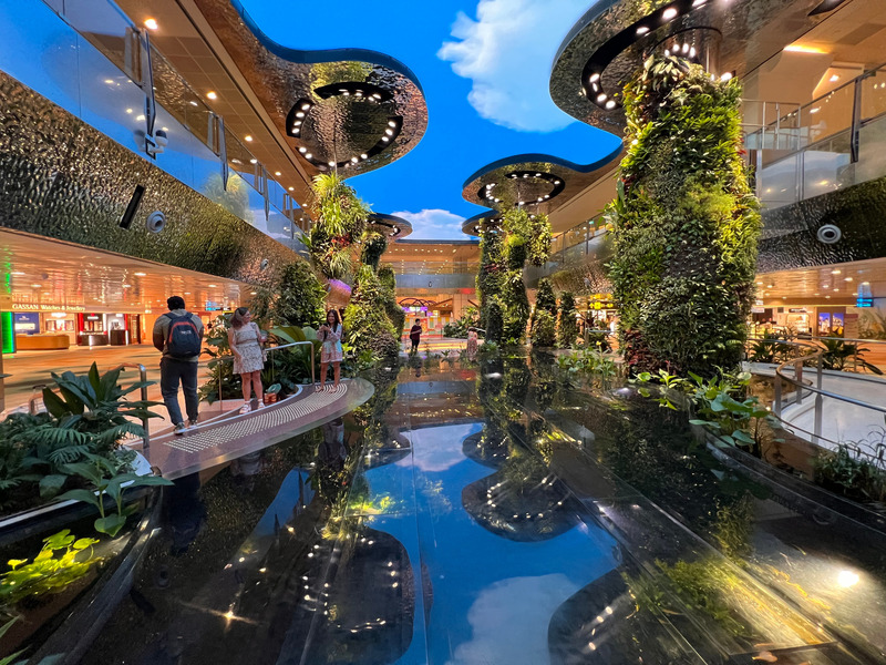 Dossier de presse | 6357-02 - Communiqué de presse | RSP Celebrates Multiple Award Wins in 2024 with Two Projects Honoured at Prix Versailles - RSP - Architecture institutionnelle - The garden at Changi Airport Terminal 2 provides restful respite for travellers - Crédit photo : RSP / Law Yoke Foong