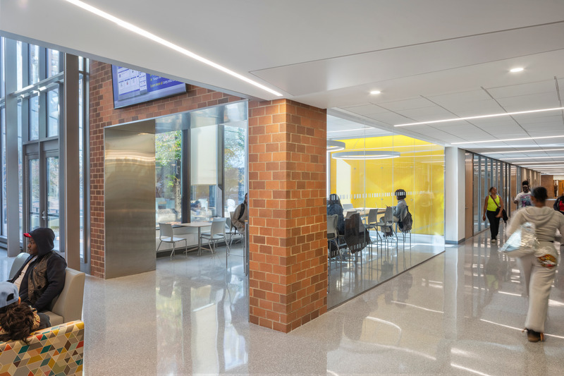 Dossier de presse | 2353-07 - Communiqué de presse | New Student Commons Pays Homage to Civil Rights Leader - ikon.5 architects - Architecture institutionnelle - Crédit photo : James Ewing