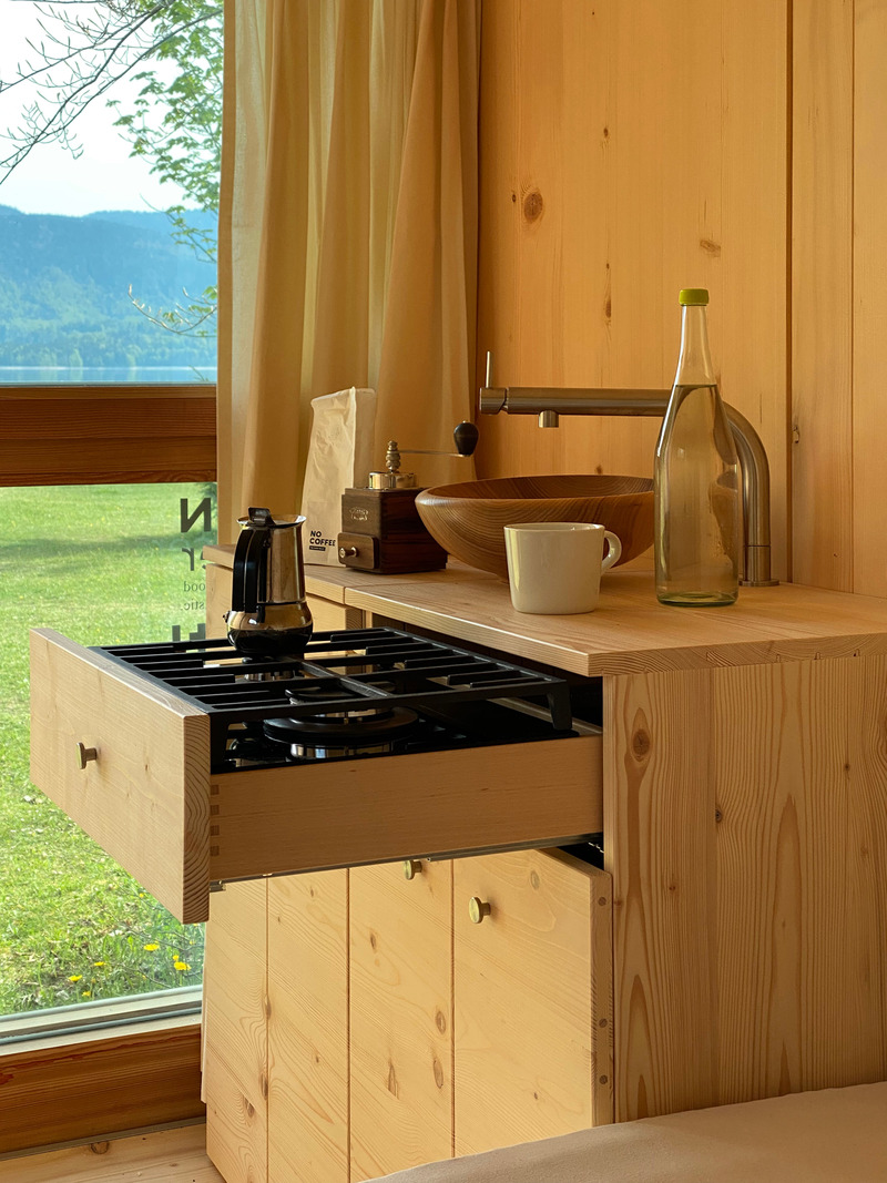 Press kit | 7649-02 - Press release | COCOON Freelancer -  Free of Glue, Chemicals and Plastic - AttiaDesign & Weidlich moon-wood manufactory - Lifestyle - Bora gas cooktop, and running water, wooden tableware. - Photo credit: AttiaDesign