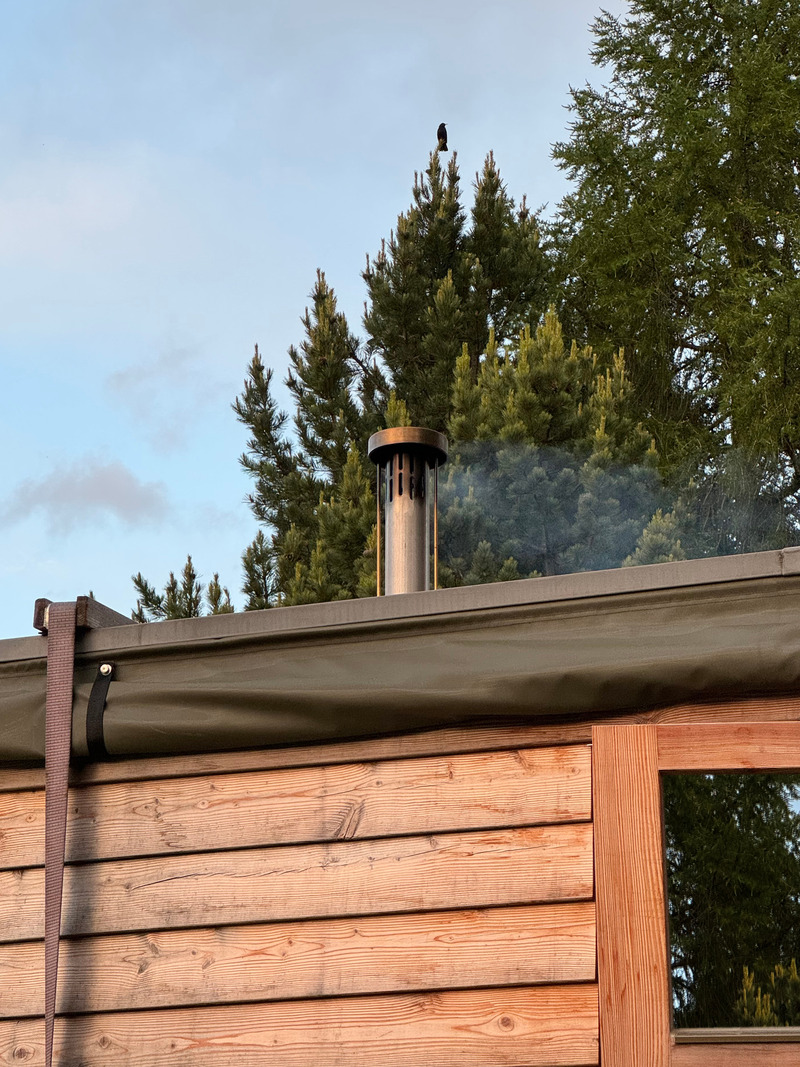 Press kit | 7649-02 - Press release | COCOON Freelancer -  Free of Glue, Chemicals and Plastic - AttiaDesign & Weidlich moon-wood manufactory - Lifestyle -  The Swiss TinyStove's telescopic chimney extends seamlessly from the interior.  - Photo credit: AttiaDesign