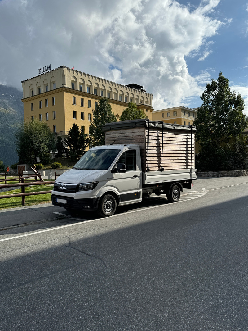 Press kit | 7649-02 - Press release | COCOON Freelancer -  Free of Glue, Chemicals and Plastic - AttiaDesign & Weidlich moon-wood manufactory - Lifestyle - <p> COCOON mounted on a flatbed truck, delivers driving performance similar to a standard van. Its superior maneuverability and ease of parking make it a practical and efficient choice, offering significant advantages over trailers.  </p> - Photo credit: AttiaDesign