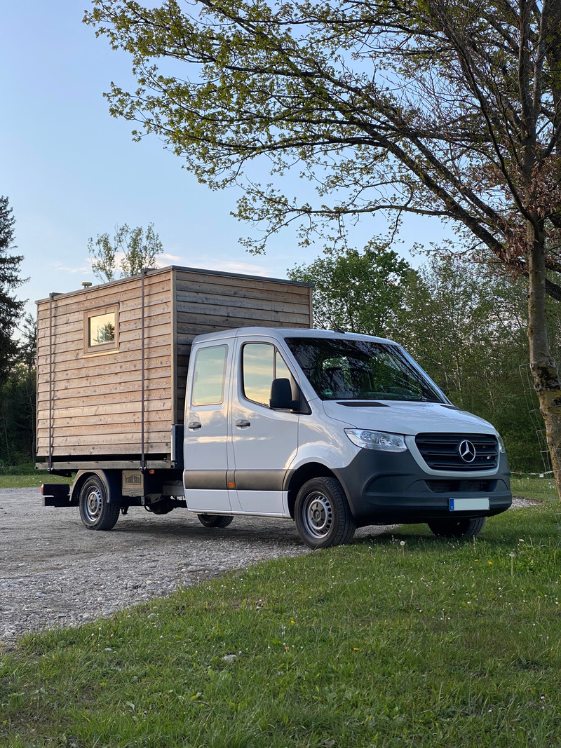 Press kit | 7649-02 - Press release | COCOON Freelancer -  Free of Glue, Chemicals and Plastic - AttiaDesign & Weidlich moon-wood manufactory - Lifestyle -  Designed and Weight optimized to be compatible with standarized 3,5Tonn Flatbed Platform vehicles (Mercedes Benz Sprinter, VW Crafter, MAN TGE, …) It also can be transported with a trailer or based on Pillars or direct on the ground.  - Photo credit: AttiaDesign