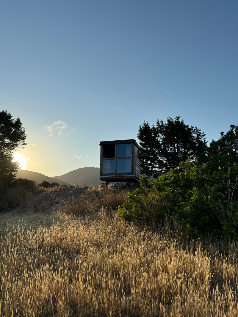 Press kit | 7649-02 - Press release | COCOON Freelancer -  Free of Glue, Chemicals and Plastic - AttiaDesign & Weidlich moon-wood manufactory - Lifestyle - COCOON adapt seamlessly to nature without interference. - Photo credit: AttiaDesign
