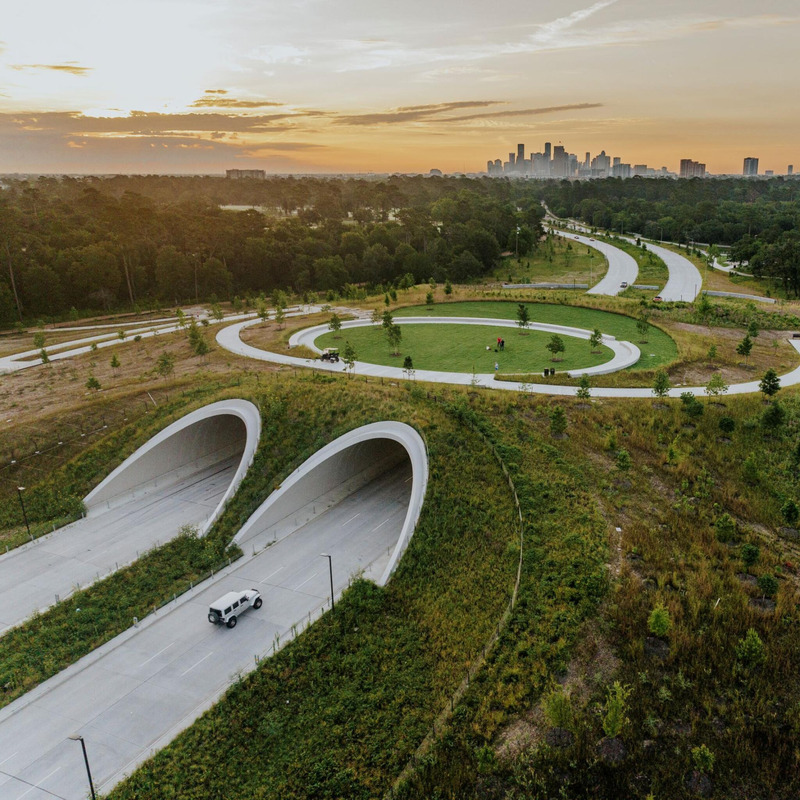 Dossier de presse | 4709-15 - Communiqué de presse | Dezeen Awards 2024 architecture winners announcement - Dezeen - Concours - The Land Bridge &amp; Prairie at Memorial Park by Nelson Byrd Woltz Landscape Architects - Crédit photo : Nelson Byrd Woltz Landscape Architects