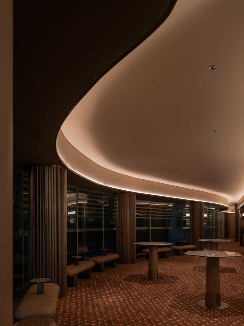 Dossier de presse | 3531-14 - Communiqué de presse | Crystal Orange Hotel, Shanghai Zhongshan Park - Vermilion Zhou Design Group - Design d’intérieur commercial - <p class="">The pre-function area was renovated in line with the original architectural structure, featuring movable furniture that can be flexibly adjusted to meet various needs.</p> - Crédit photo : Jian Quan Wu