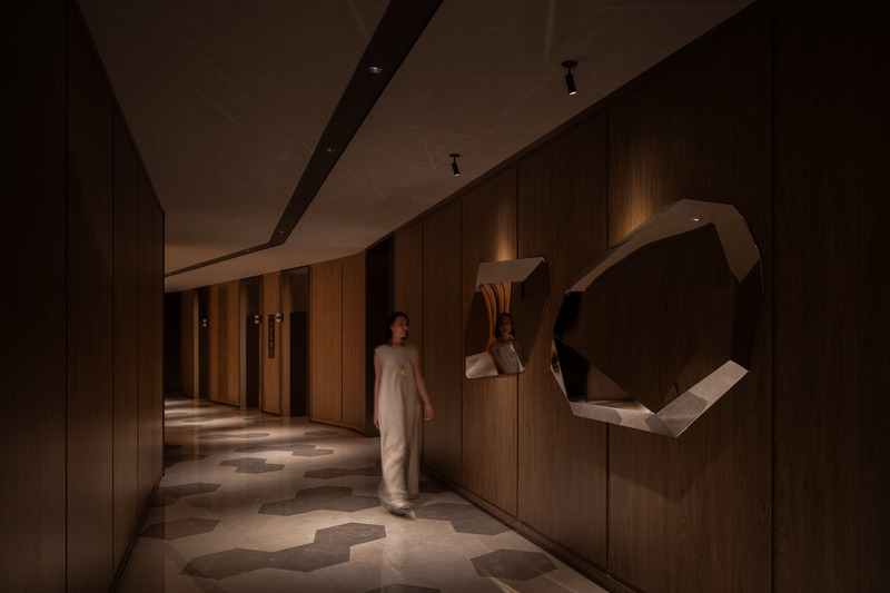 Dossier de presse | 3531-14 - Communiqué de presse | Crystal Orange Hotel, Shanghai Zhongshan Park - Vermilion Zhou Design Group - Design d’intérieur commercial - The corridor on the hotel's ground floor leads to the elevator lobby. - Crédit photo : Jian Quan Wu