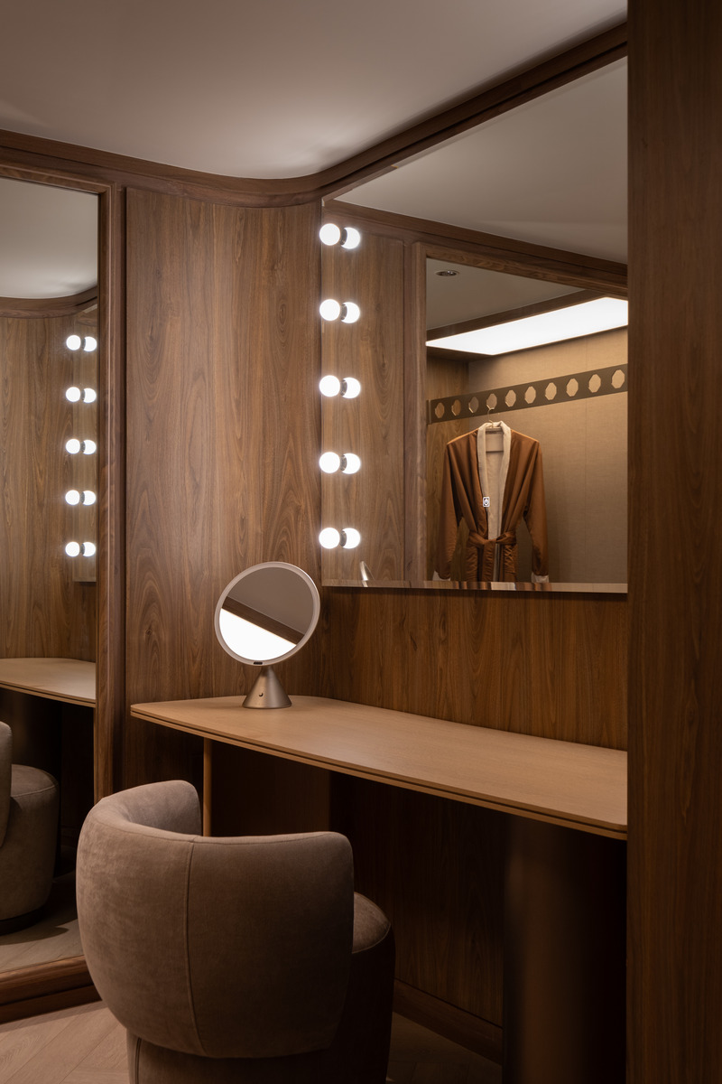 Dossier de presse | 3531-14 - Communiqué de presse | Crystal Orange Hotel, Shanghai Zhongshan Park - Vermilion Zhou Design Group - Design d’intérieur commercial - <p>The walk-in closet and vanity area in the suite guest room.</p> - Crédit photo : Jian Quan Wu
