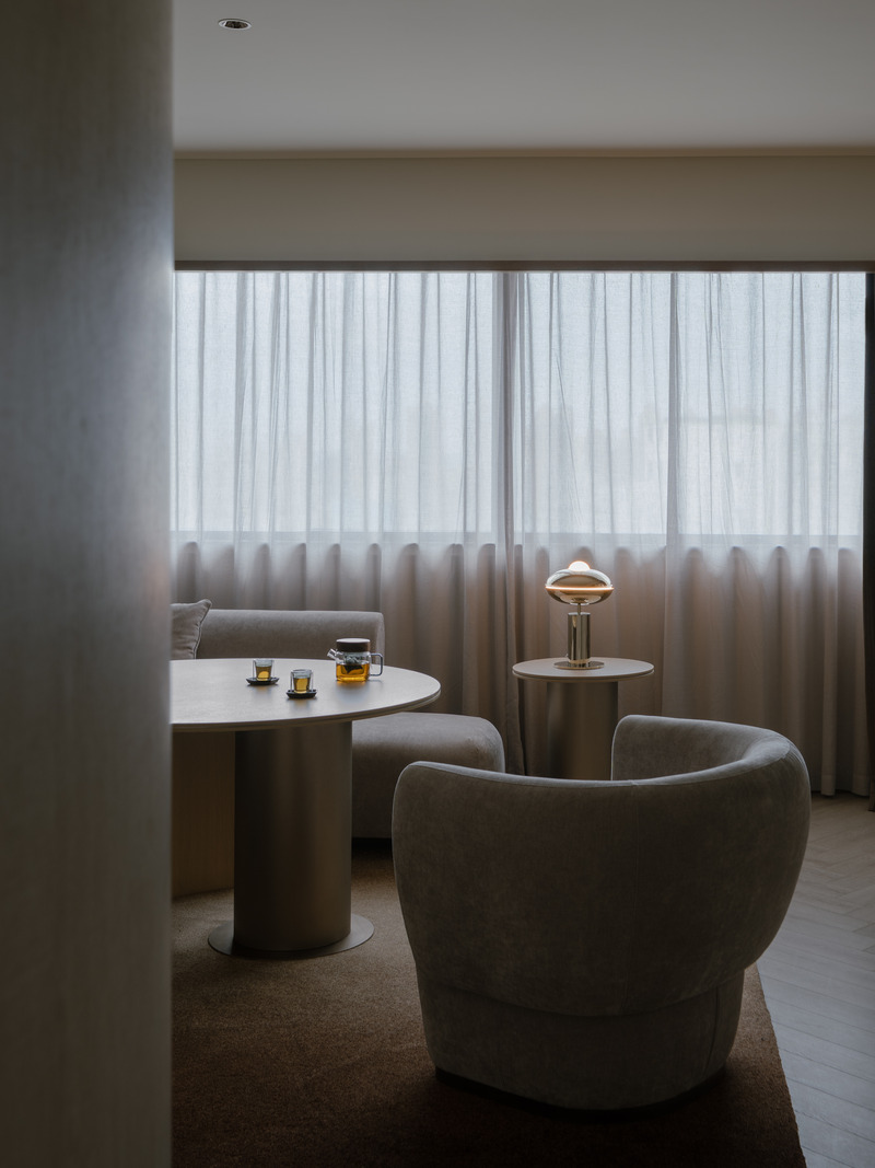 Dossier de presse | 3531-14 - Communiqué de presse | Crystal Orange Hotel, Shanghai Zhongshan Park - Vermilion Zhou Design Group - Design d’intérieur commercial - The living area of the suite. - Crédit photo : Jian Quan Wu