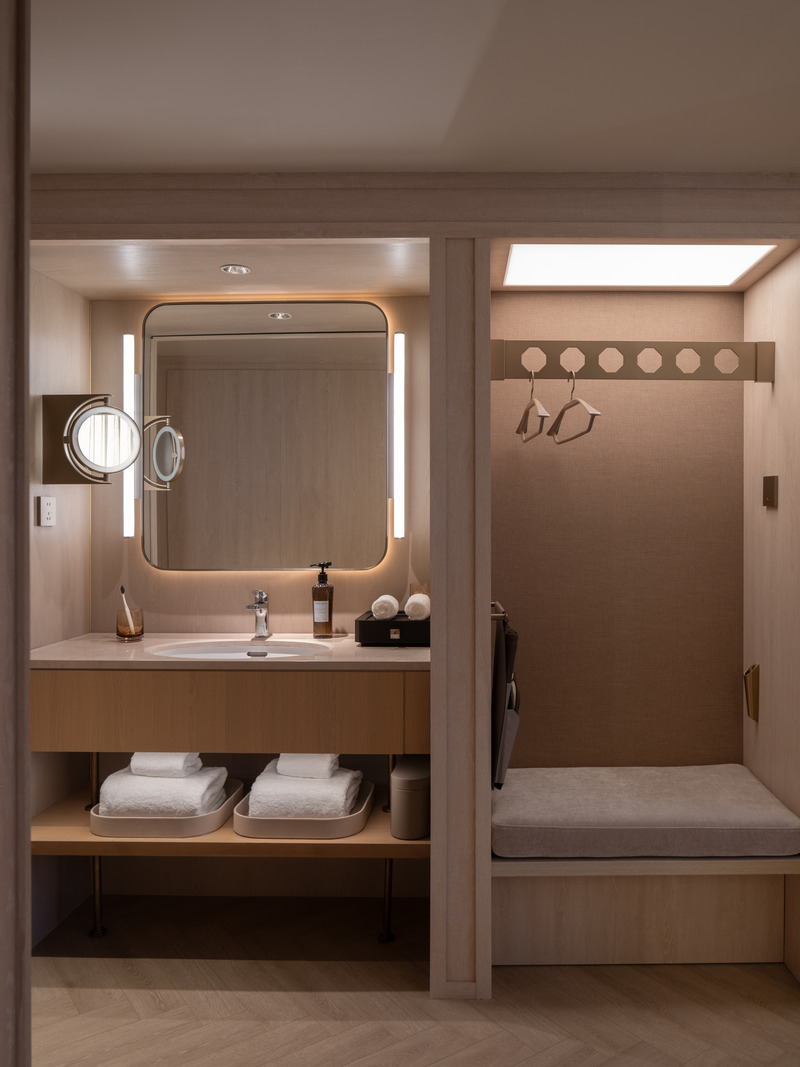 Dossier de presse | 3531-14 - Communiqué de presse | Crystal Orange Hotel, Shanghai Zhongshan Park - Vermilion Zhou Design Group - Design d’intérieur commercial - <p class="">An efficient wash and luggage area with a modular design, adaptable to various room configurations.</p> - Crédit photo : Jian Quan Wu