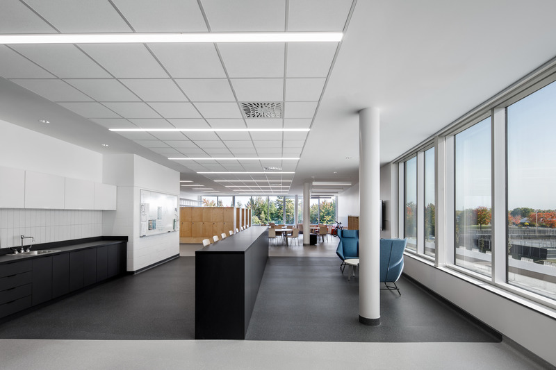 Dossier de presse | 916-20 - Communiqué de presse | La nouvelle école secondaire du Bosquet - ABCP | Menkès Shooner Dagenais LeTourneux | Bilodeau Baril Leeming Architectes - Architecture institutionnelle - Crédit photo : Séphane Brügger