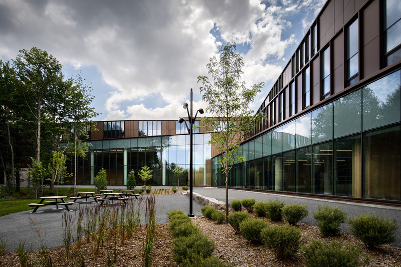 Dossier de presse | 916-20 - Communiqué de presse | La nouvelle école secondaire du Bosquet - ABCP | Menkès Shooner Dagenais LeTourneux | Bilodeau Baril Leeming Architectes - Architecture institutionnelle - Crédit photo : Séphane Brügger