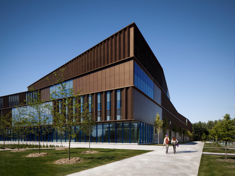 Dossier de presse | 916-20 - Communiqué de presse | La nouvelle école secondaire du Bosquet - ABCP | Menkès Shooner Dagenais LeTourneux | Bilodeau Baril Leeming Architectes - Architecture institutionnelle - Crédit photo : Séphane Brügger