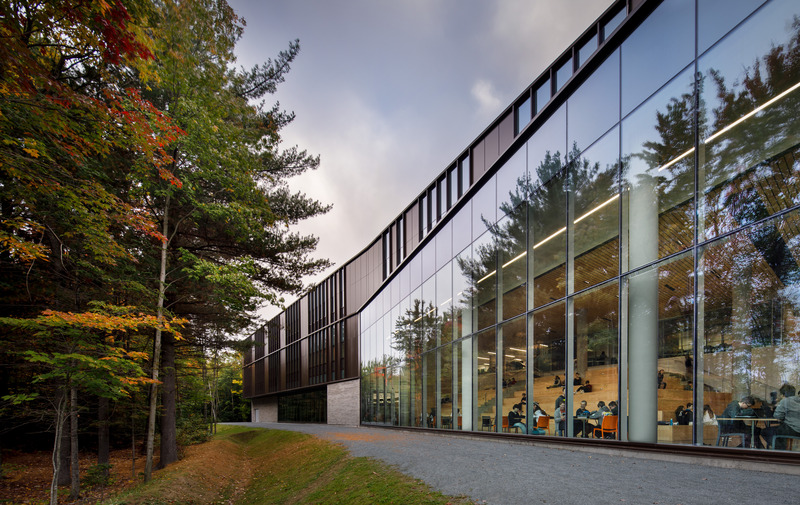 Dossier de presse | 916-20 - Communiqué de presse | La nouvelle école secondaire du Bosquet - ABCP | Menkès Shooner Dagenais LeTourneux | Bilodeau Baril Leeming Architectes - Architecture institutionnelle - Crédit photo : Séphane Brügger