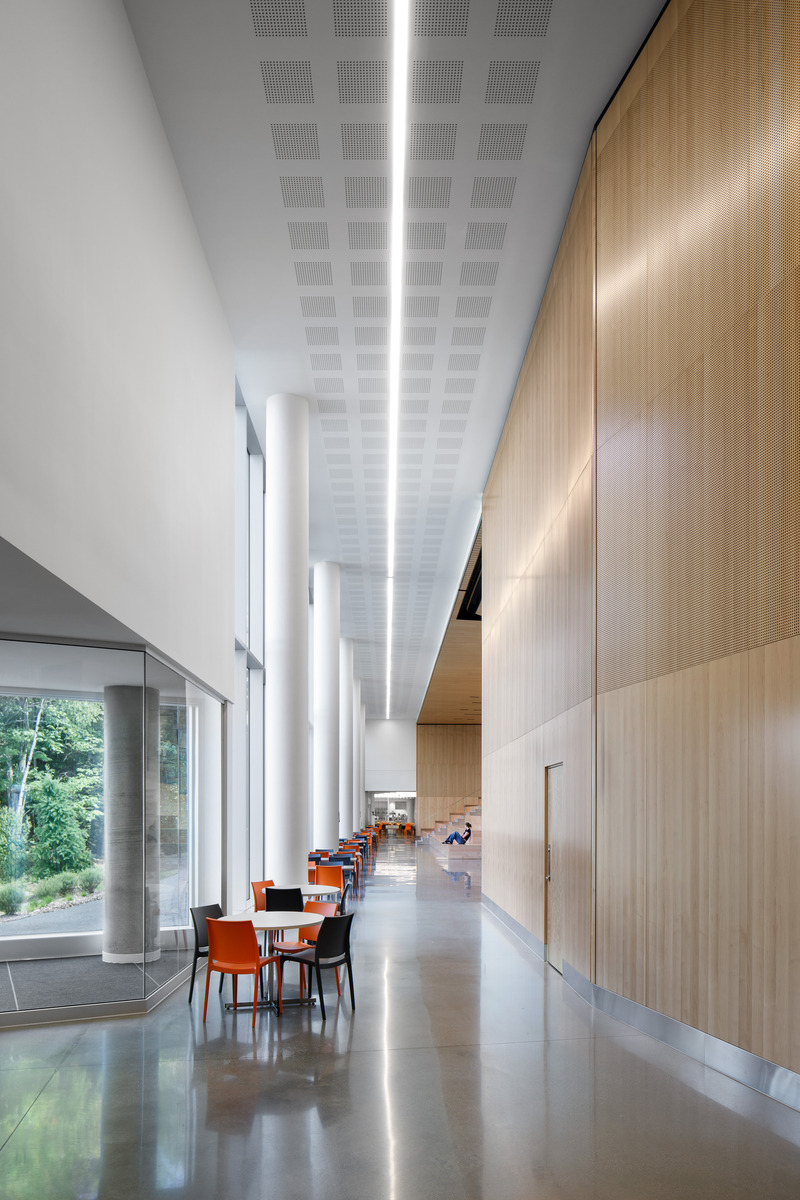 Dossier de presse | 916-20 - Communiqué de presse | La nouvelle école secondaire du Bosquet - ABCP | Menkès Shooner Dagenais LeTourneux | Bilodeau Baril Leeming Architectes - Architecture institutionnelle - Crédit photo : Séphane Brügger