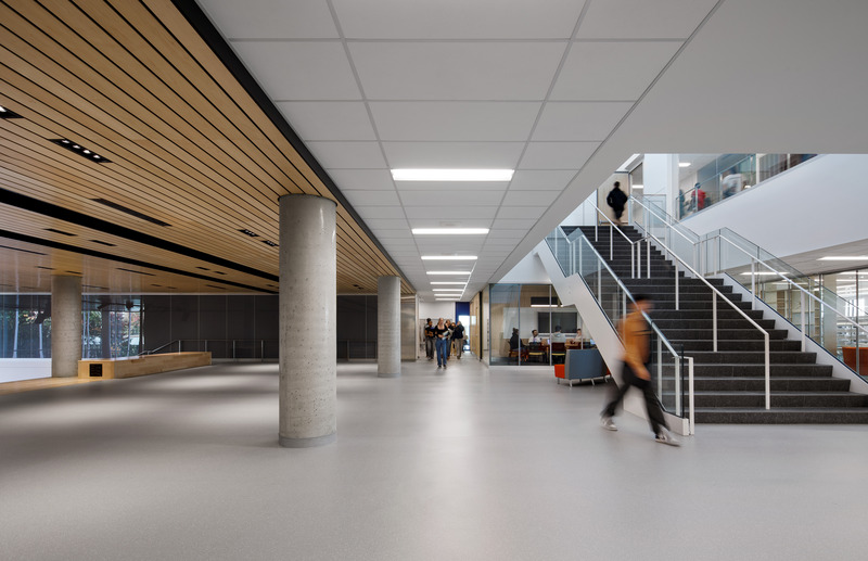 Dossier de presse | 916-20 - Communiqué de presse | La nouvelle école secondaire du Bosquet - ABCP | Menkès Shooner Dagenais LeTourneux | Bilodeau Baril Leeming Architectes - Architecture institutionnelle - Crédit photo : Séphane Brügger