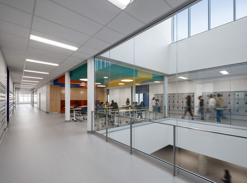 Dossier de presse | 916-20 - Communiqué de presse | La nouvelle école secondaire du Bosquet - ABCP | Menkès Shooner Dagenais LeTourneux | Bilodeau Baril Leeming Architectes - Architecture institutionnelle - Crédit photo : Séphane Brügger