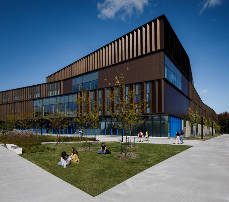Dossier de presse | 916-20 - Communiqué de presse | La nouvelle école secondaire du Bosquet - ABCP | Menkès Shooner Dagenais LeTourneux | Bilodeau Baril Leeming Architectes - Architecture institutionnelle - Crédit photo : Séphane Brügger