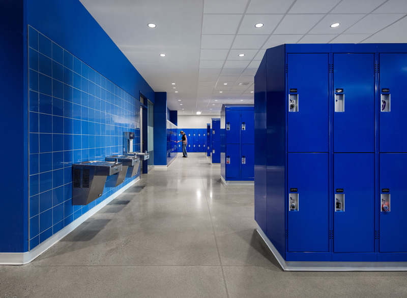 Dossier de presse | 916-20 - Communiqué de presse | La nouvelle école secondaire du Bosquet - ABCP | Menkès Shooner Dagenais LeTourneux | Bilodeau Baril Leeming Architectes - Architecture institutionnelle - Zone de casiers pour élèves - Crédit photo : Séphane Brügger