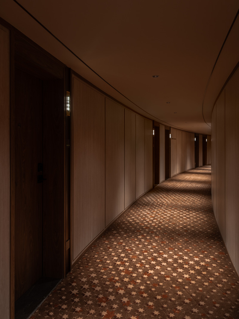 Dossier de presse | 3531-14 - Communiqué de presse | Crystal Orange Hotel, Shanghai Zhongshan Park - Vermilion Zhou Design Group - Design d’intérieur commercial - The guest room corridor. - Crédit photo : Jian Quan Wu