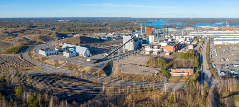Dossier de presse | 5706-03 - Communiqué de presse | Vuosaari Bioenergy Heating Plant - Kivinen Rusanen Architects - Architecture industrielle - Aerial view of the site from the southwest - Crédit photo : Helifoto