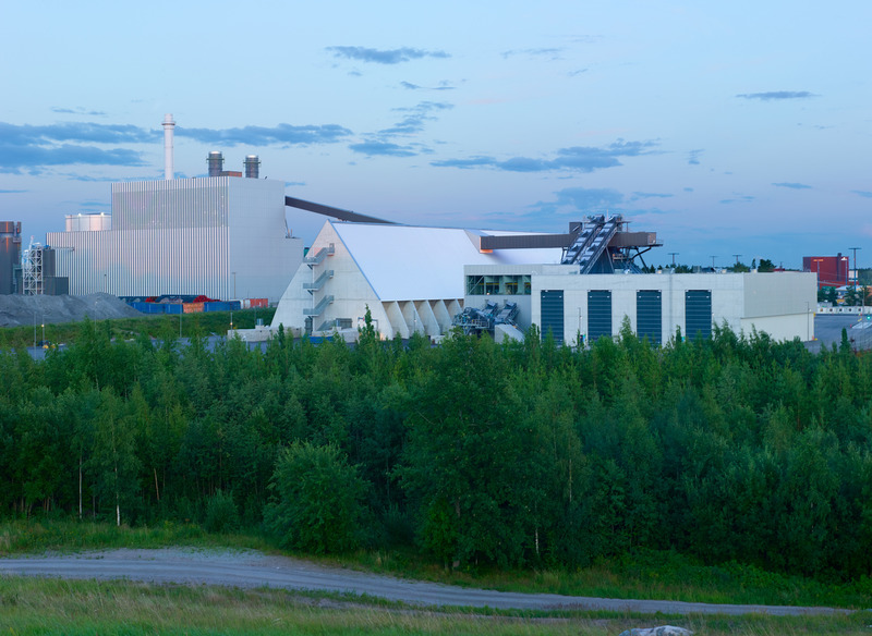 Dossier de presse | 5706-03 - Communiqué de presse | Vuosaari Bioenergy Heating Plant - Kivinen Rusanen Architects - Architecture industrielle - Bioenergy Heating Plant seen from Vuosaarenhuippu Park to the north of the site. - Crédit photo : Max Plunger