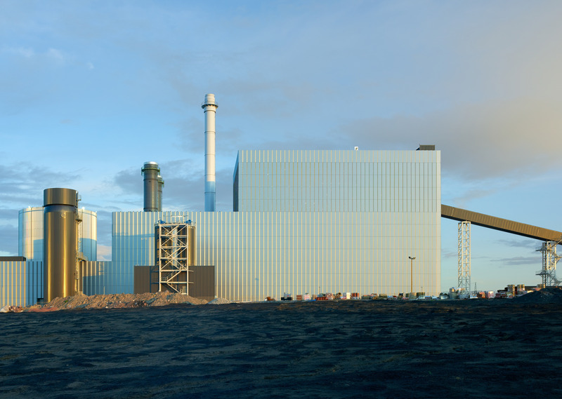 Dossier de presse | 5706-03 - Communiqué de presse | Vuosaari Bioenergy Heating Plant - Kivinen Rusanen Architects - Architecture industrielle - The North facade of the boiler and heat recovery system building - Crédit photo : Max Plunger