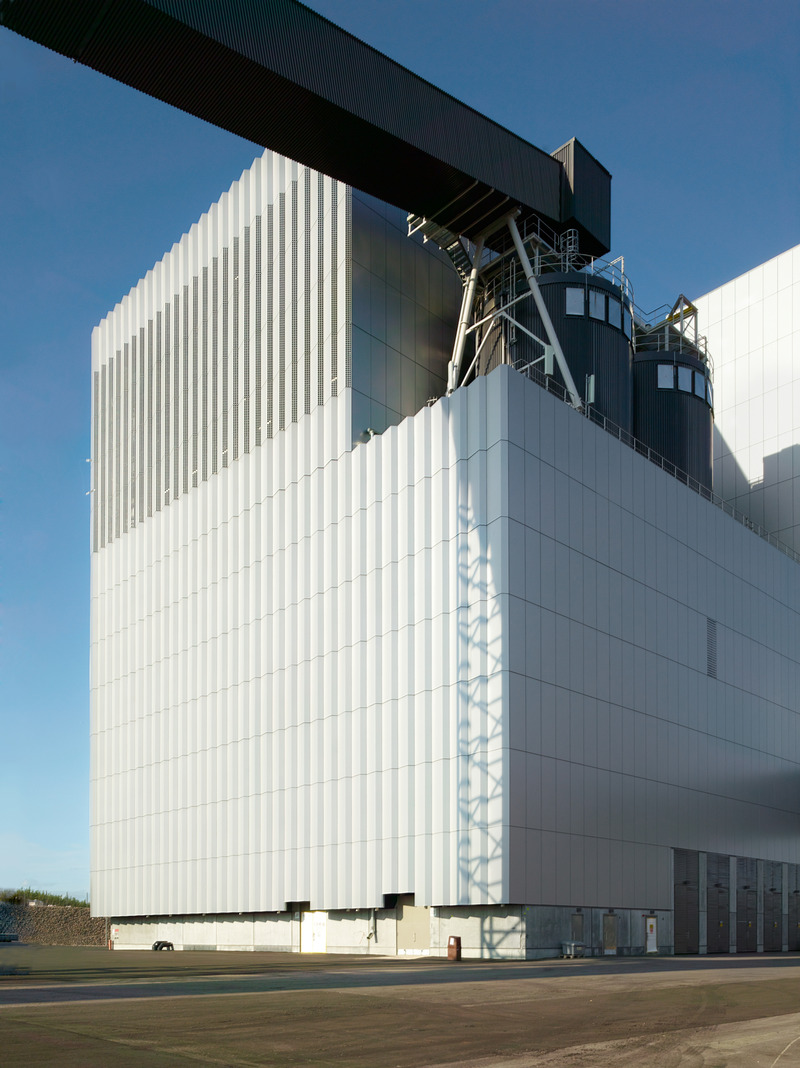 Dossier de presse | 5706-03 - Communiqué de presse | Vuosaari Bioenergy Heating Plant - Kivinen Rusanen Architects - Architecture industrielle - The boiler and heat recovery system building seen from the Southwest - Crédit photo : Max Plunger