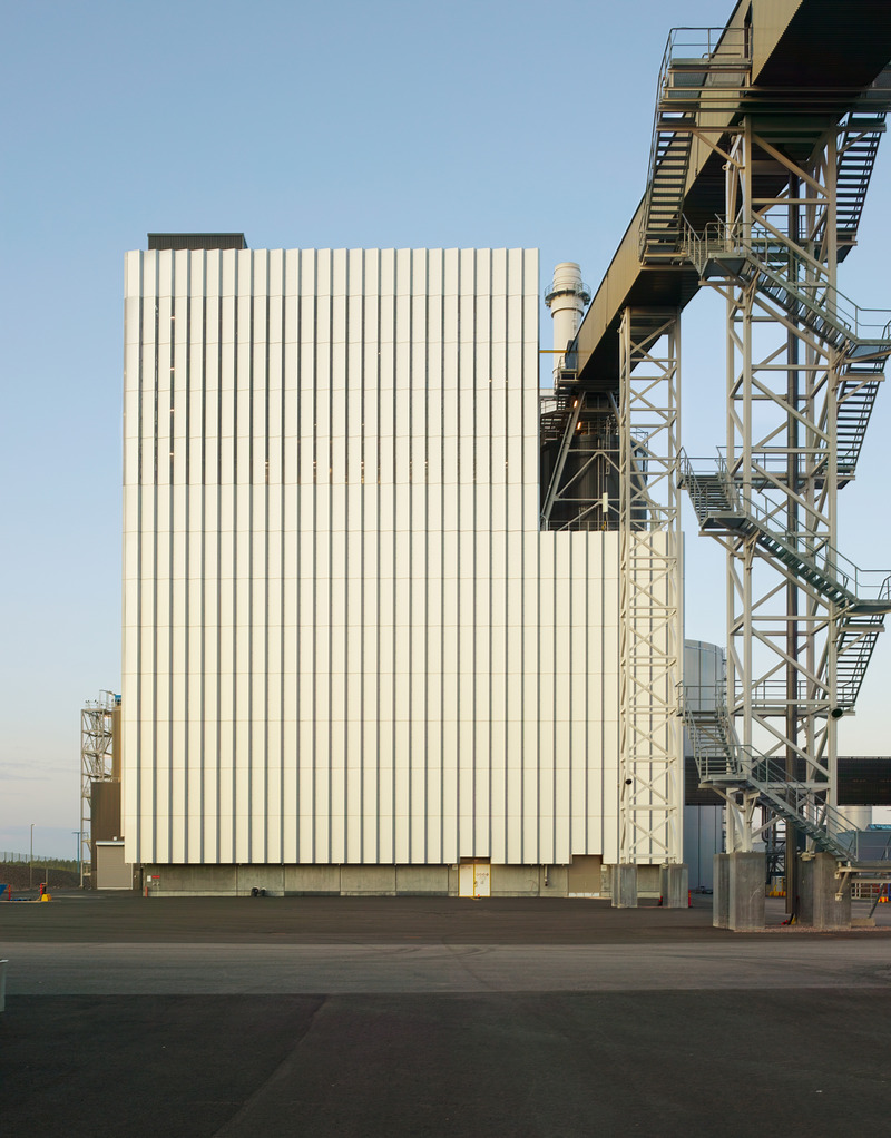 Dossier de presse | 5706-03 - Communiqué de presse | Vuosaari Bioenergy Heating Plant - Kivinen Rusanen Architects - Architecture industrielle - The boiler and heat recovery system building West facade and the main conveyor bridge - Crédit photo : Max Plunger