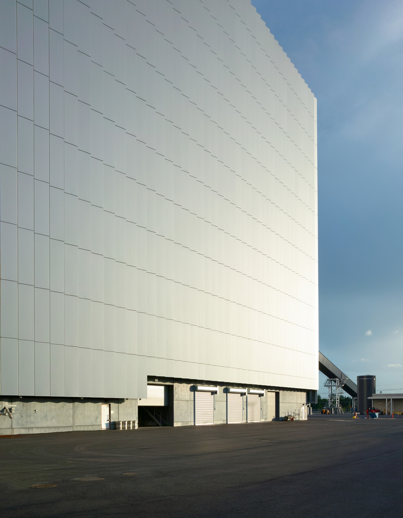 Dossier de presse | 5706-03 - Communiqué de presse | Vuosaari Bioenergy Heating Plant - Kivinen Rusanen Architects - Architecture industrielle - The boiler and heat recovery system building North facade - Crédit photo : Max Plunger