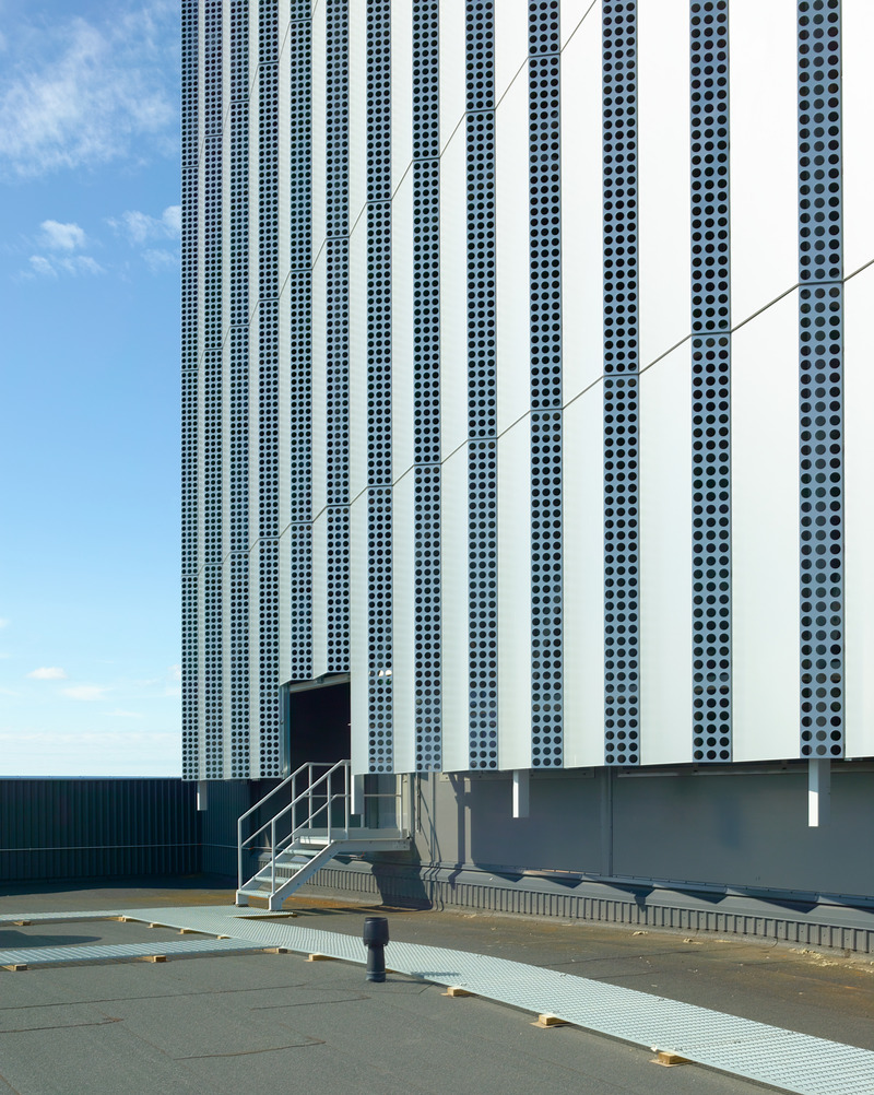 Dossier de presse | 5706-03 - Communiqué de presse | Vuosaari Bioenergy Heating Plant - Kivinen Rusanen Architects - Architecture industrielle - The boiler and heat recovery system building double facade seen from outside - Crédit photo : Max Plunger
