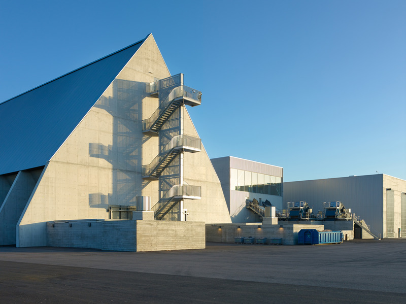 Dossier de presse | 5706-03 - Communiqué de presse | Vuosaari Bioenergy Heating Plant - Kivinen Rusanen Architects - Architecture industrielle - North view of the fuel handling system buildings - Crédit photo : Max Plunger