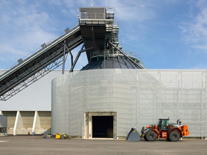 Dossier de presse | 5706-03 - Communiqué de presse | Vuosaari Bioenergy Heating Plant - Kivinen Rusanen Architects - Architecture industrielle - West facade of the fuel silo - Crédit photo : Max Plunger