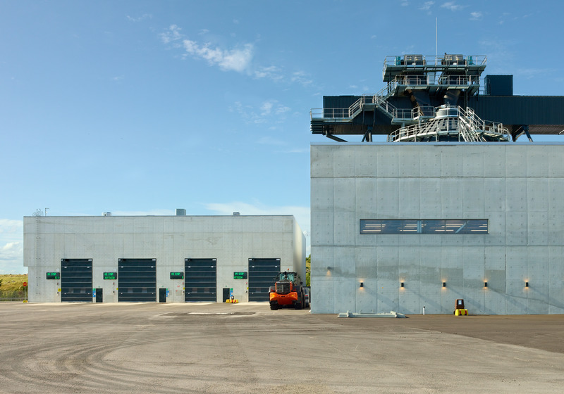 Dossier de presse | 5706-03 - Communiqué de presse | Vuosaari Bioenergy Heating Plant - Kivinen Rusanen Architects - Architecture industrielle - South view of the fuel receiving building (left) and the electricity spaces building (right) - Crédit photo : Max Plunger