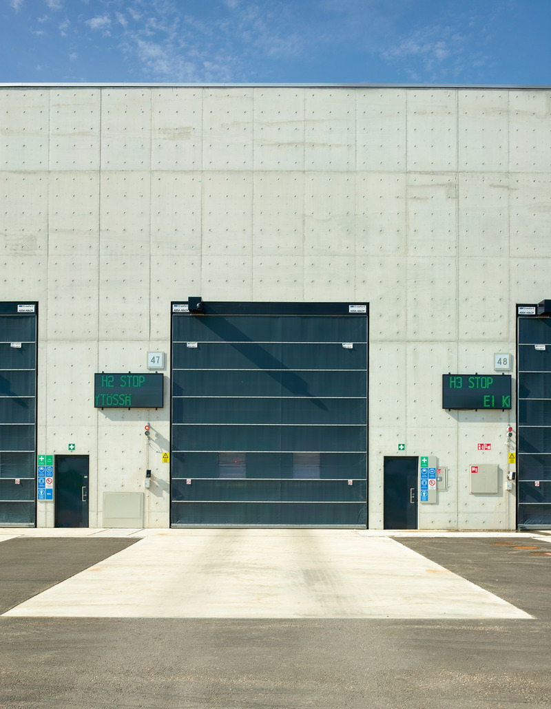 Dossier de presse | 5706-03 - Communiqué de presse | Vuosaari Bioenergy Heating Plant - Kivinen Rusanen Architects - Architecture industrielle - The South facade of the fuel receiving building - Crédit photo : Max Plunger