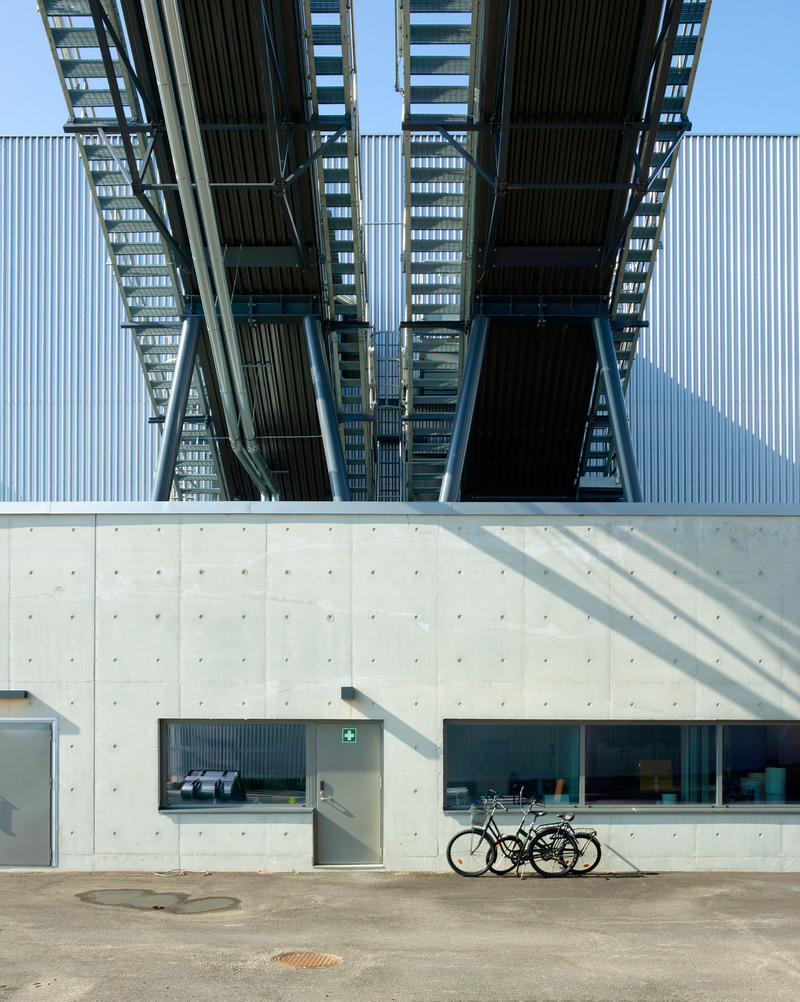 Dossier de presse | 5706-03 - Communiqué de presse | Vuosaari Bioenergy Heating Plant - Kivinen Rusanen Architects - Architecture industrielle - The South facade of the laboratory and screening building with conveyors - Crédit photo : Max Plunger