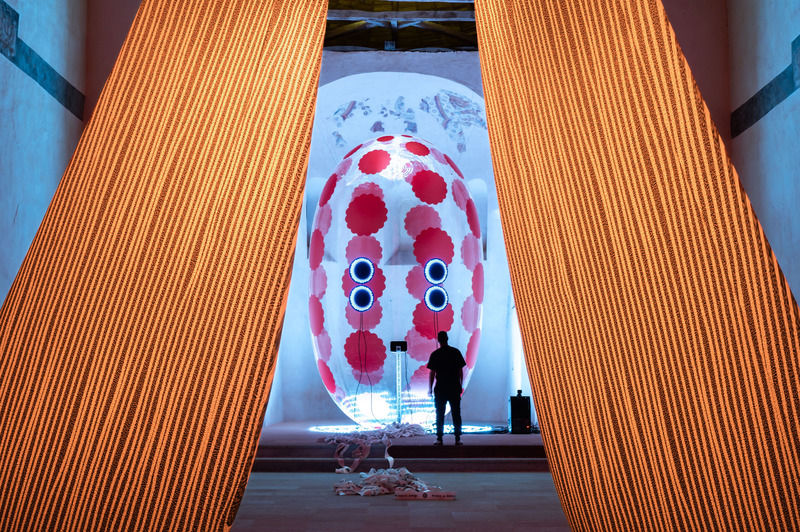 Dossier de presse | 7646-01 - Communiqué de presse | FRAME Exhibition of the Year: Modern Guru and the Path to Artificial Happiness by ENESS Continues its Global Odyssey - ENESS - Art -  Gazing at Modern Guru, Le centre d'art de Châteaugiron Les 3 CHA<br style="">  - Crédit photo : <p class="">David Zanardi</p>