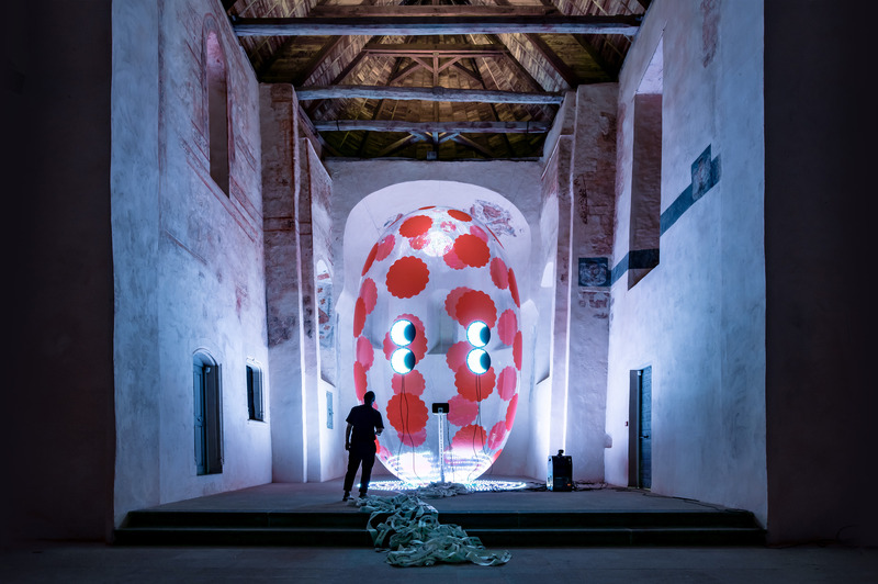 Dossier de presse | 7646-01 - Communiqué de presse | FRAME Exhibition of the Year: Modern Guru and the Path to Artificial Happiness by ENESS Continues its Global Odyssey - ENESS - Art - Modern Guru with his trail of AI-generated quotes - Crédit photo : David Zanardi