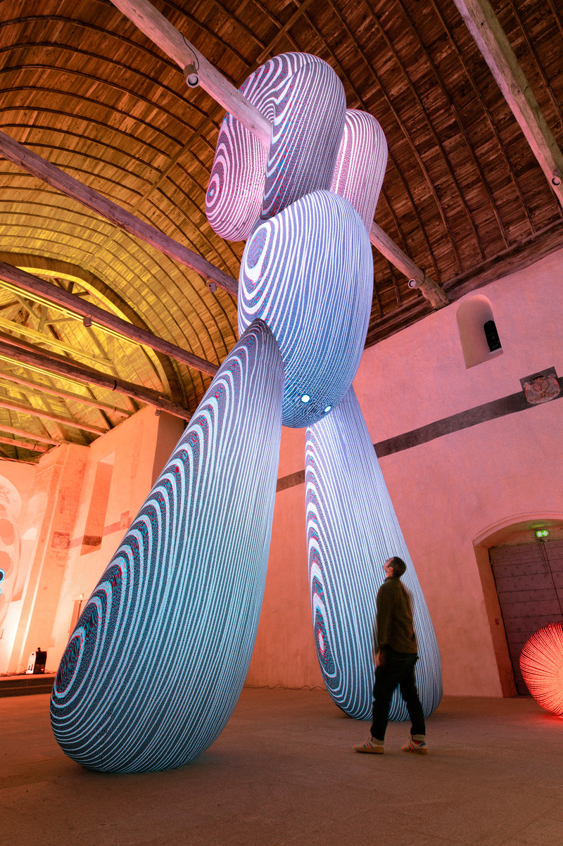 Dossier de presse | 7646-01 - Communiqué de presse | FRAME Exhibition of the Year: Modern Guru and the Path to Artificial Happiness by ENESS Continues its Global Odyssey - ENESS - Art - Yogi hanging from the vaulted ceiling, Le centre d'art de Châteaugiron Les 3 CHA - Crédit photo : David Zanardi