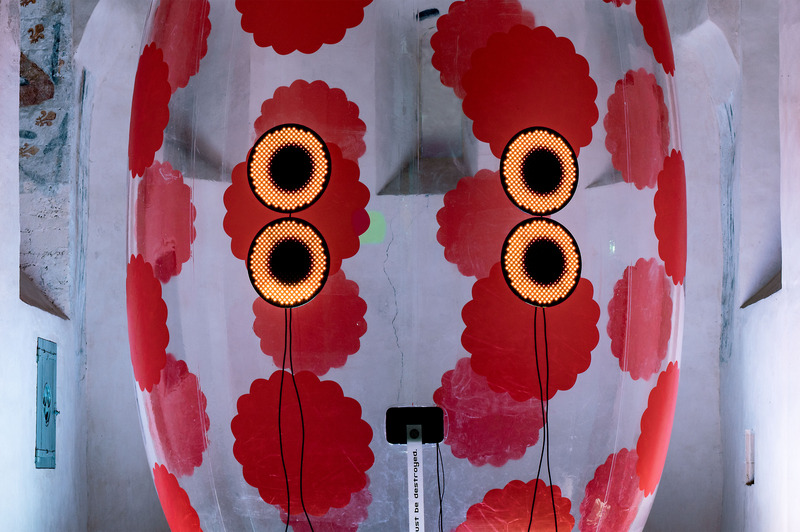 Dossier de presse | 7646-01 - Communiqué de presse | FRAME Exhibition of the Year: Modern Guru and the Path to Artificial Happiness by ENESS Continues its Global Odyssey - ENESS - Art - Modern Guru - a translucent ovoid with four oversized digital eyes, Le centre d'art de Châteaugiron Les 3 CHA - Crédit photo : David Zanardi