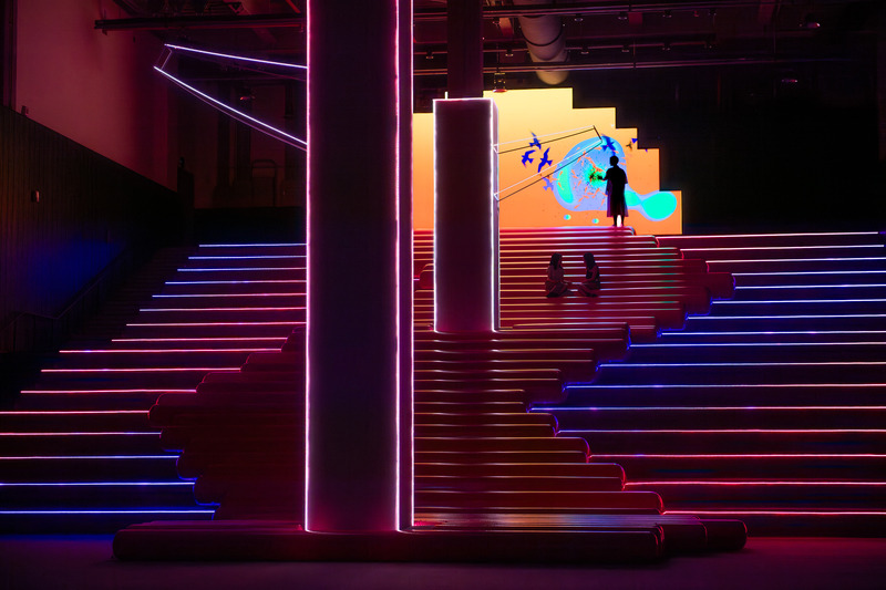 Dossier de presse | 7646-01 - Communiqué de presse | FRAME Exhibition of the Year: Modern Guru and the Path to Artificial Happiness by ENESS Continues its Global Odyssey - ENESS - Art - The Sun God sits atop 50 inflatable steps, Taiwan - Crédit photo : Te-Fan Wang