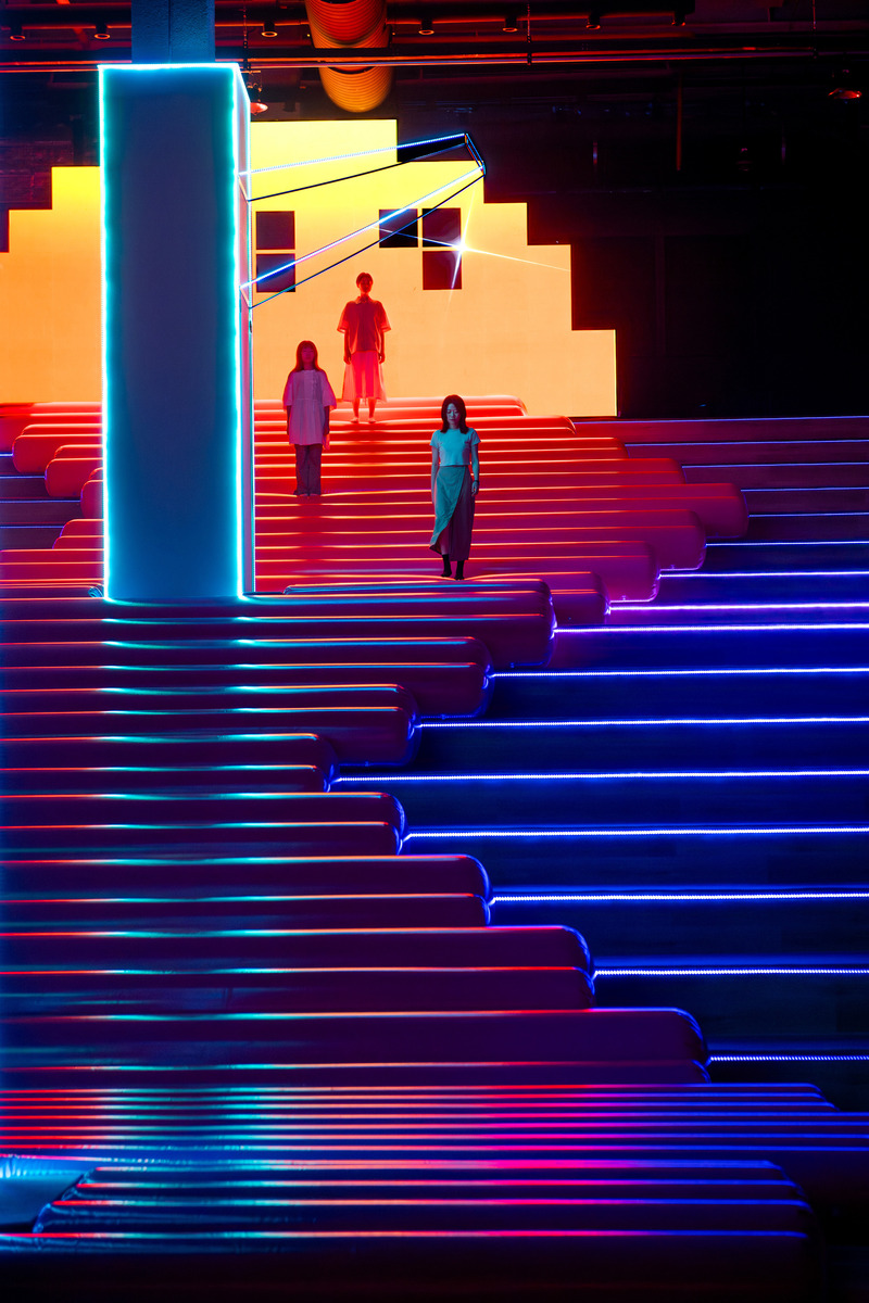 Dossier de presse | 7646-01 - Communiqué de presse | FRAME Exhibition of the Year: Modern Guru and the Path to Artificial Happiness by ENESS Continues its Global Odyssey - ENESS - Art - Returning from having scaled the Sun God's tongue to reach the interactive summit, Taiwan - Crédit photo : Te-Fan Wang