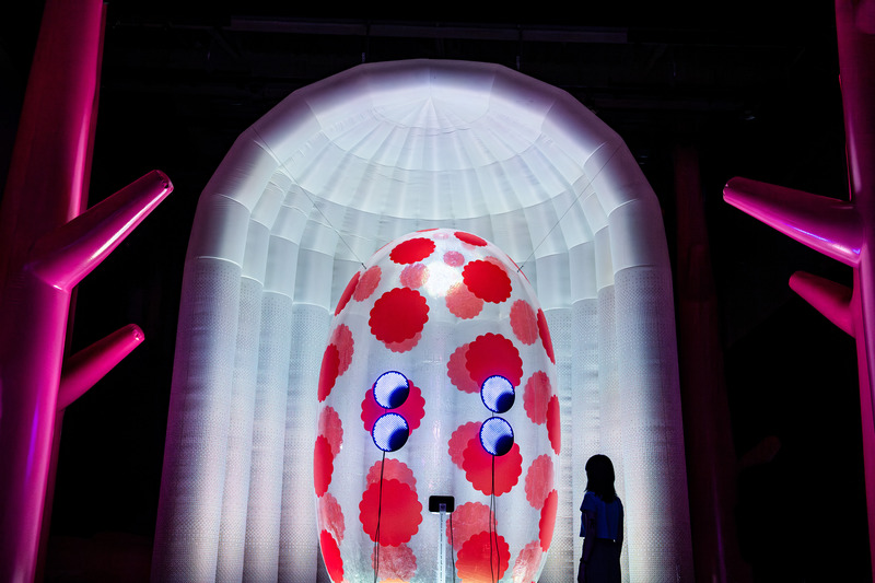 Dossier de presse | 7646-01 - Communiqué de presse | FRAME Exhibition of the Year: Modern Guru and the Path to Artificial Happiness by ENESS Continues its Global Odyssey - ENESS - Art - Motion Tracking enables Modern Guru to gaze upon his visitors, Taiwan - Crédit photo : Te-Fan Wang