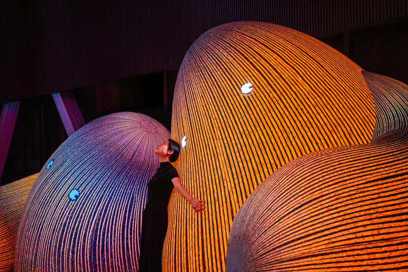 Dossier de presse | 7646-01 - Communiqué de presse | FRAME Exhibition of the Year: Modern Guru and the Path to Artificial Happiness by ENESS Continues its Global Odyssey - ENESS - Art - Resting in the Whispering Mountains, Taiwan - Crédit photo : Te-Fan Wang