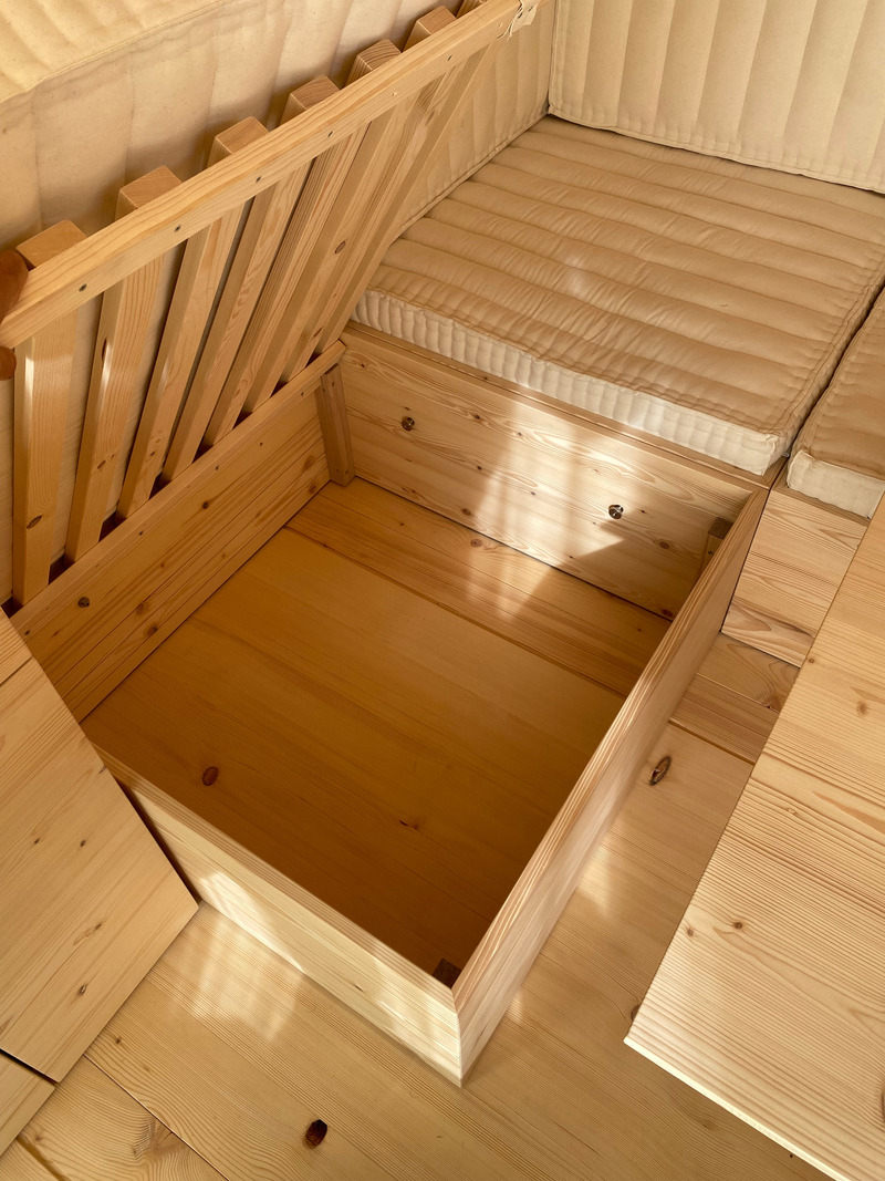 Press kit | 7649-02 - Press release | COCOON Freelancer -  Free of Glue, Chemicals and Plastic - AttiaDesign & Weidlich moon-wood manufactory - Lifestyle - The complete interior is secured with hand-tightened nuts, allowing it to be disassembled without tools and designed for unloading by a single person. - Photo credit: AttiaDesign