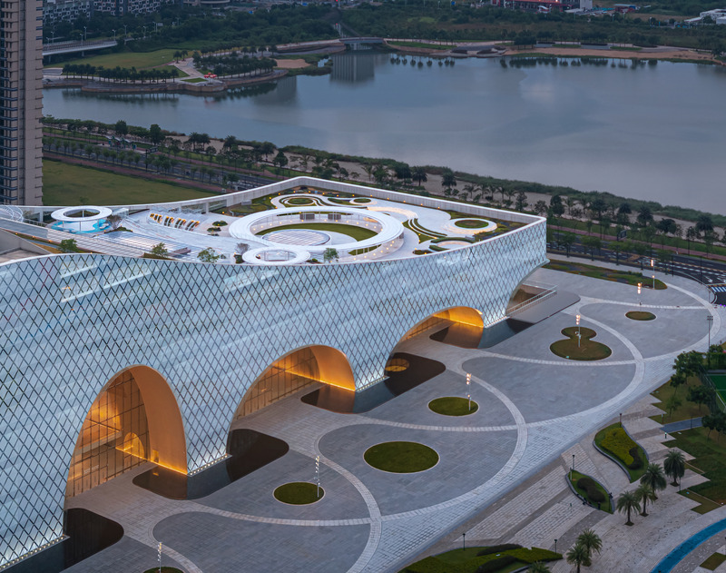 Press kit | 5204-03 - Press release | Hengqin Culture & Art Complex: A Beacon of Growth and a Bastion of Arts and Culture - Yunchao Xu/Atelier Apeiron - Commercial Architecture -  The roof garden and plaza  - Photo credit:   Shengliang Su  