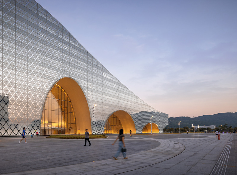 Press kit | 5204-03 - Press release | Hengqin Culture & Art Complex: A Beacon of Growth and a Bastion of Arts and Culture - Yunchao Xu/Atelier Apeiron - Commercial Architecture - Three arches in the twilight  - Photo credit:   Schran Image  