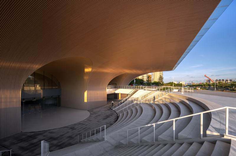 Press kit | 5204-03 - Press release | Hengqin Culture & Art Complex: A Beacon of Growth and a Bastion of Arts and Culture - Yunchao Xu/Atelier Apeiron - Commercial Architecture - Sunken plaza under the cantilever - Photo credit: Hao Zhang